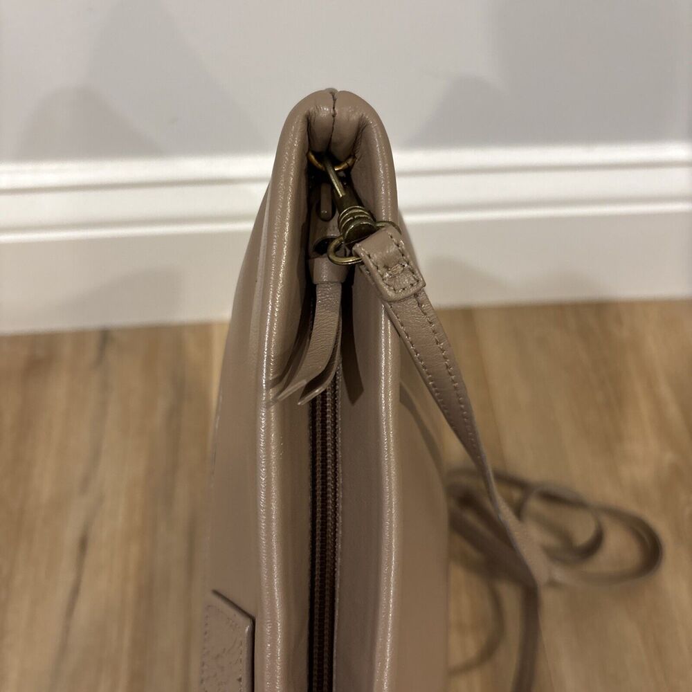 Anne Klein Calderon Shoulder Bag Lion Logo Leather Tan 11x7.5” Zipper Purse - Picture 5 of 16